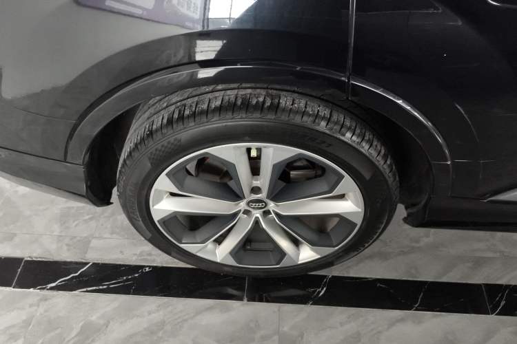 Used Audi Q7 2020 55 TFSI quattro S line sports model Right Rear Wheel Hub