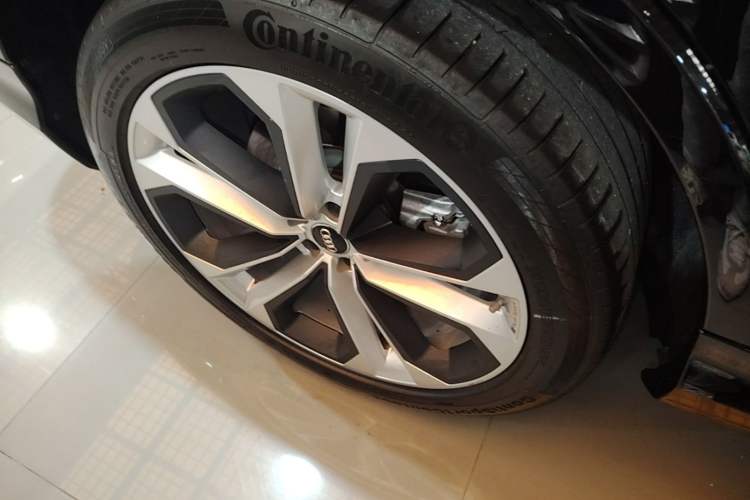 Used Audi Q7 2020 55 TFSI quattro S line sports model Right Rear Wheel Hub