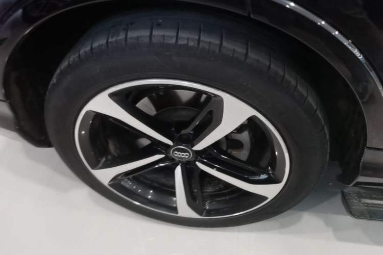 Used Audi Q7 2020 55 TFSI quattro Black Warrior Exclusive Edition Right Rear Wheel Hub