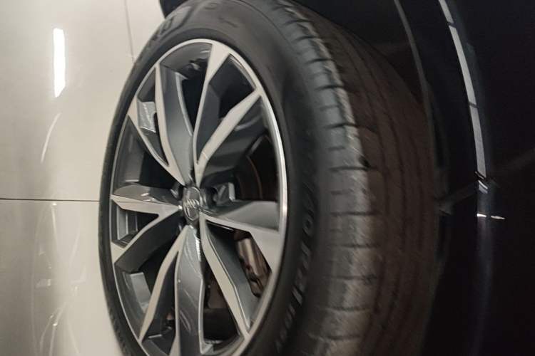 Used Audi Q7 2020 55 TFSI quattro S line sports model Right Rear Wheel Hub