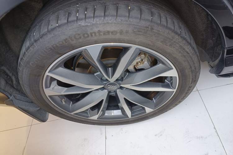 Used Audi Q7 2020 55 TFSI quattro S line sports model Right Rear Wheel Hub