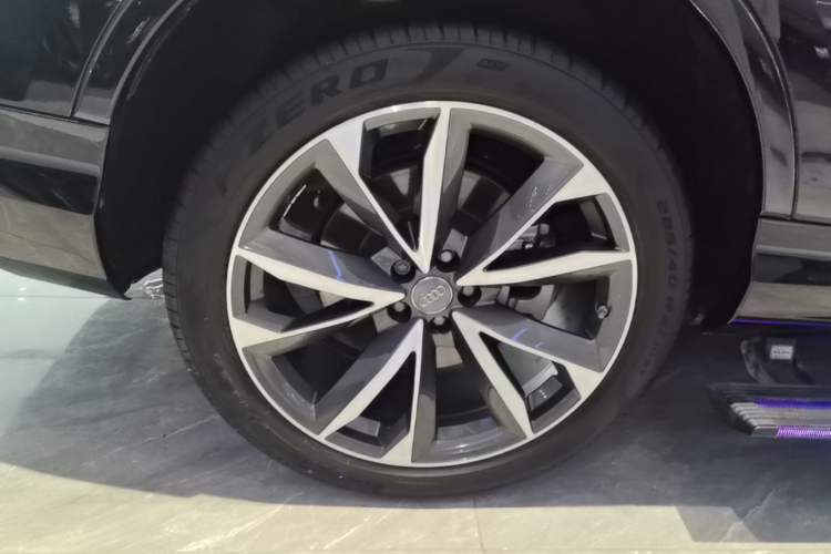 Used Audi Q7 2020 55 TFSI quattro S line sports model Right Rear Wheel Hub