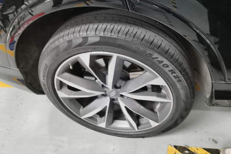 Used Audi Q7 2020 55 TFSI quattro S line sports model Right Rear Wheel Hub
