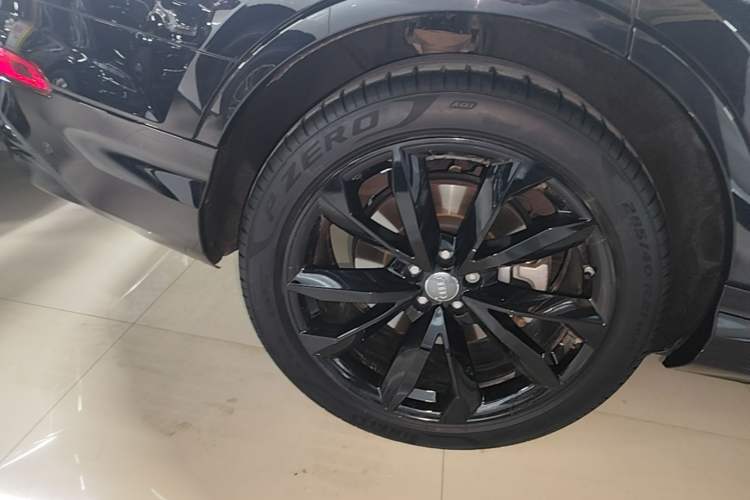 Used Audi Q7 2020 55 TFSI quattro S line sports model Right Rear Wheel Hub