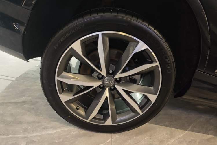 Used Audi Q7 2020 55 TFSI quattro S line sports model Right Rear Wheel Hub