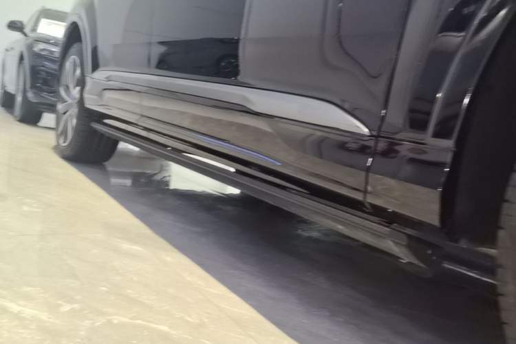 Used Audi Q7 2020 55 TFSI quattro S line sports model Right Side Sill