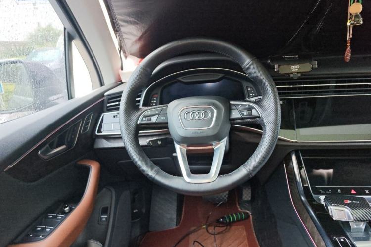 Used Audi Q7 2020 55 TFSI quattro S line sports model Steering Wheel