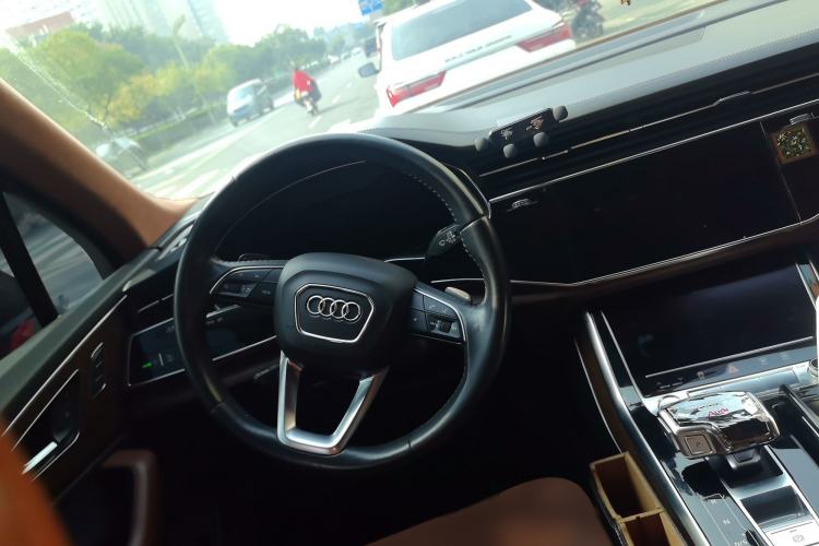 Used Audi Q7 2020 45 TFSI quattro S line Sport Limited Edition Steering Wheel