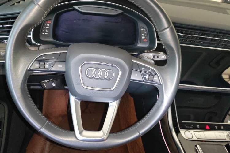 Used Audi Q7 2020 55 TFSI quattro S line sports model Steering Wheel