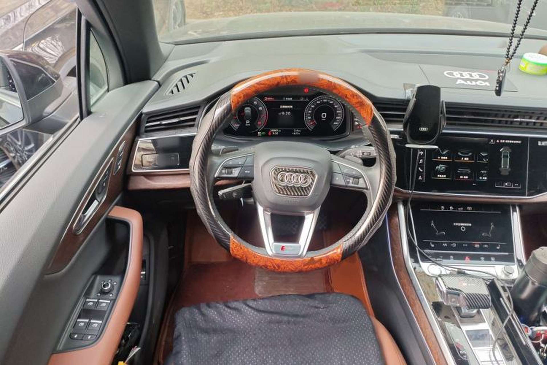 Used Audi Q7 2020 45 TFSI quattro S line Sport Limited Edition Steering Wheel