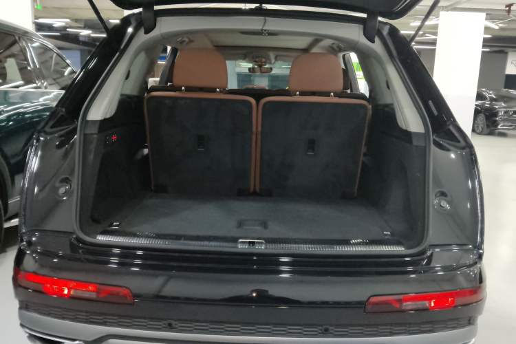 Used Audi Q7 2020 55 TFSI quattro S line sports model Trunk
