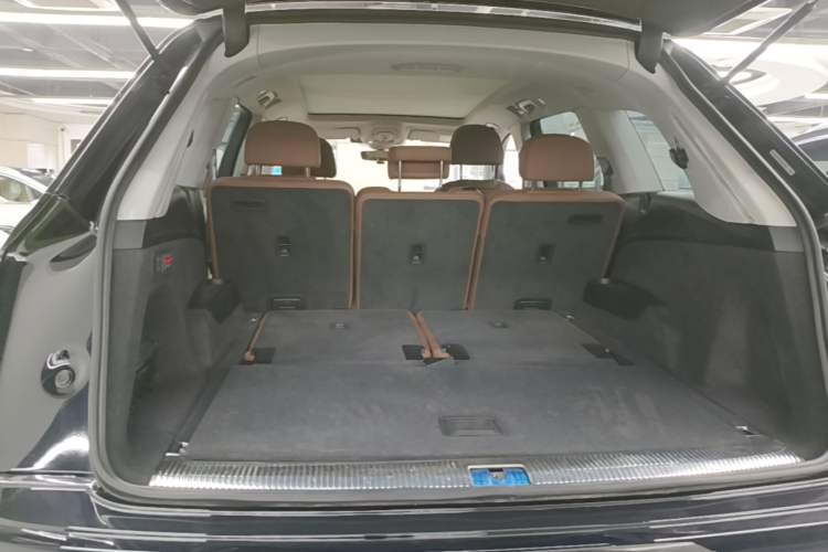 Used Audi Q7 2020 55 TFSI quattro S line sports model Trunk