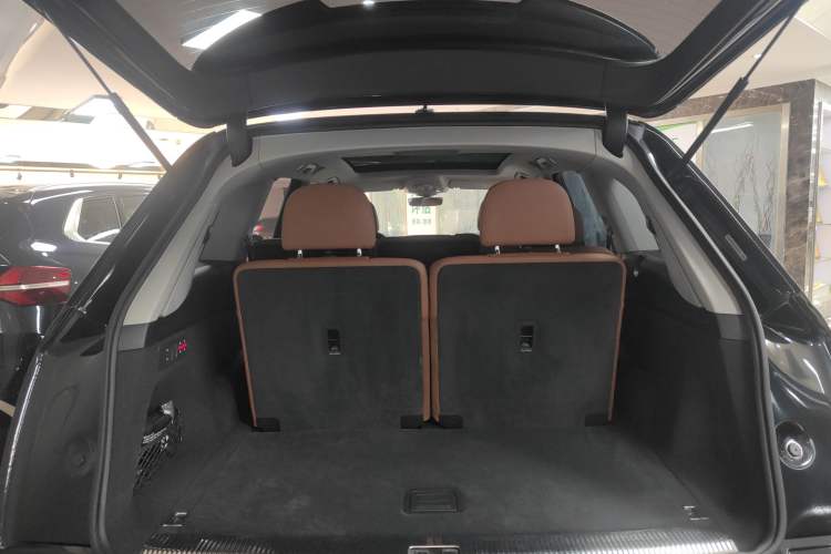 Used Audi Q7 2020 55 TFSI quattro S line sports model Trunk