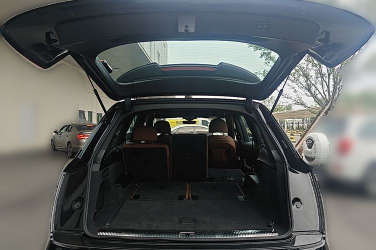 Used Audi Q7 2020 55 TFSI quattro S line sports model Trunk