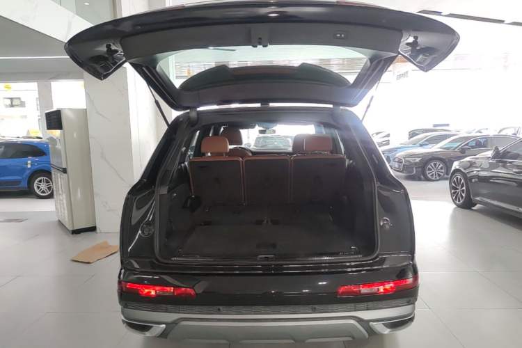 Used Audi Q7 2020 55 TFSI quattro S line sports model Trunk