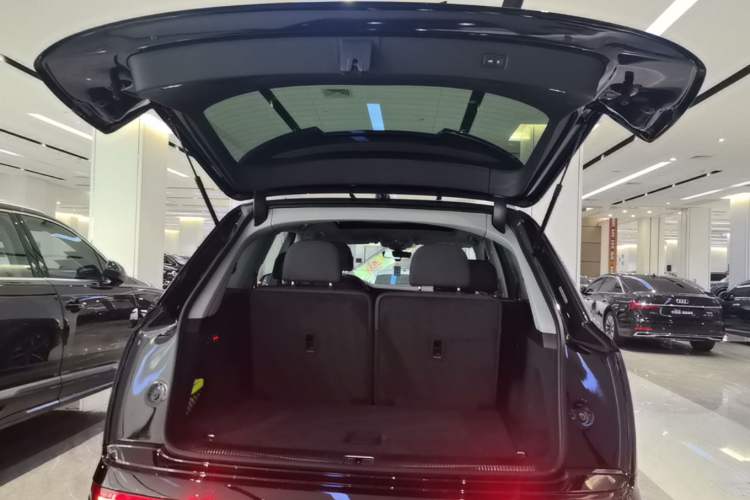 Used Audi Q7 2020 55 TFSI quattro S line sports model Trunk