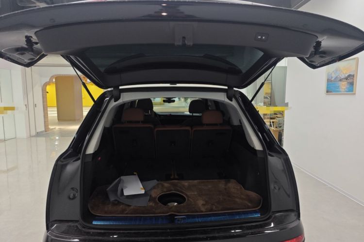 Used Audi Q7 2020 55 TFSI quattro S line sports model Trunk