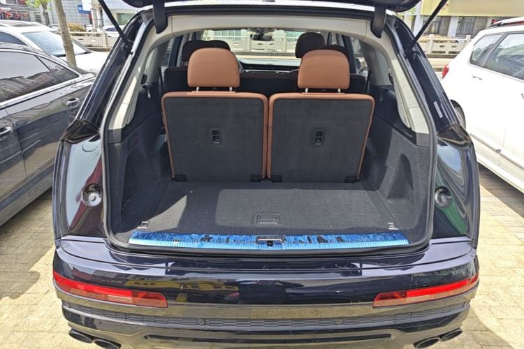 Used Audi Q7 2020 55 TFSI quattro S line sports model Trunk