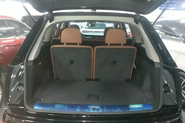 Used Audi Q7 2020 55 TFSI quattro S line sports model Trunk
