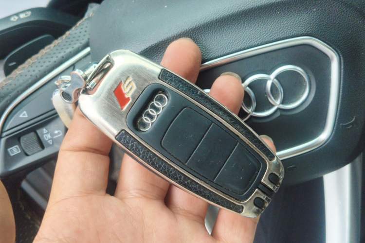 Used Audi Q7 2020 55 TFSI quattro S line sports model Vehicle Key