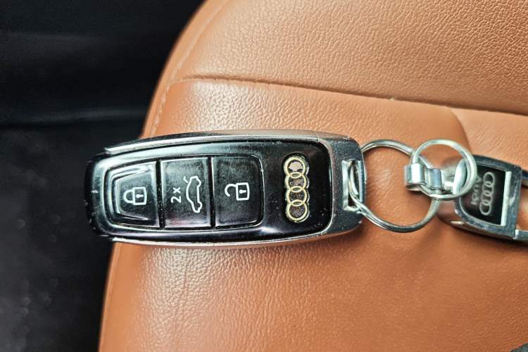 Used Audi Q7  Vehicle Key