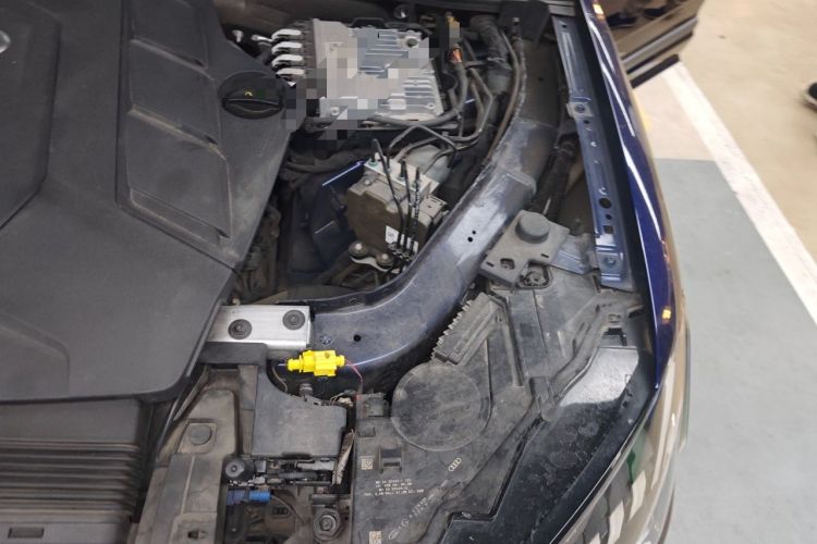 Used Audi Q7 2020 55 TFSI quattro S line sports model Engine Bay Left
