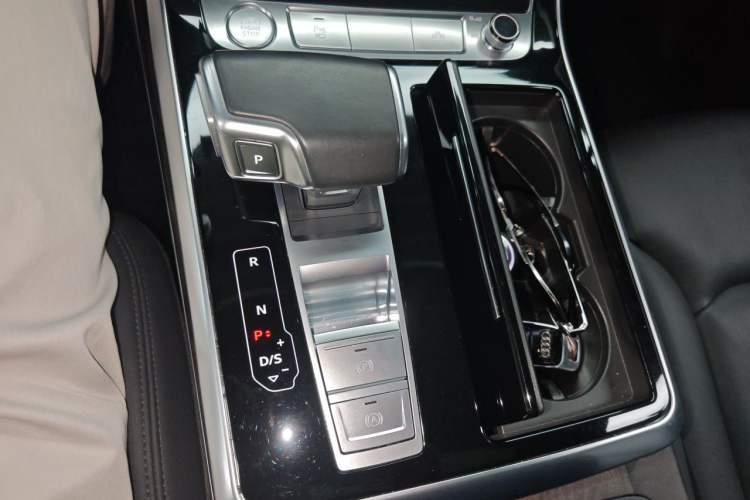 Used Audi Q7 2020 55 TFSI quattro S line sports model Gear Lever