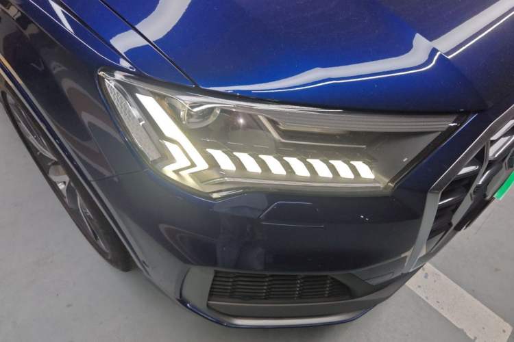 Used Audi Q7 2020 55 TFSI quattro S line sports model Right Front Headlight