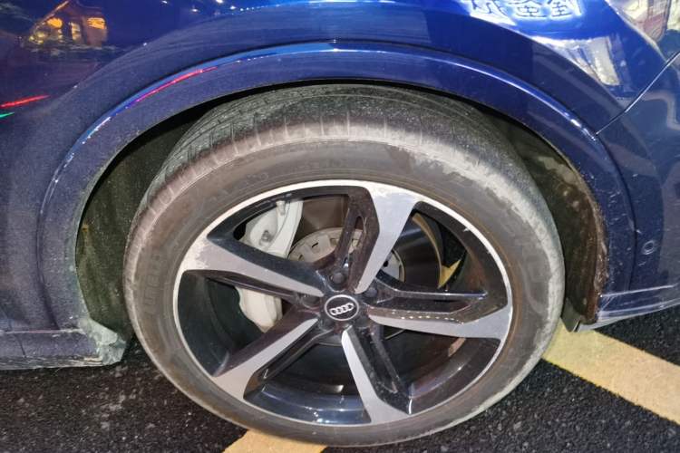 Used Audi Q7 2020 55 TFSI quattro S line sports model Right Front Wheel Hub