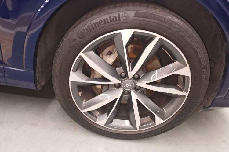Used Audi Q7 2020 55 TFSI quattro S line sports model Right Front Wheel Hub