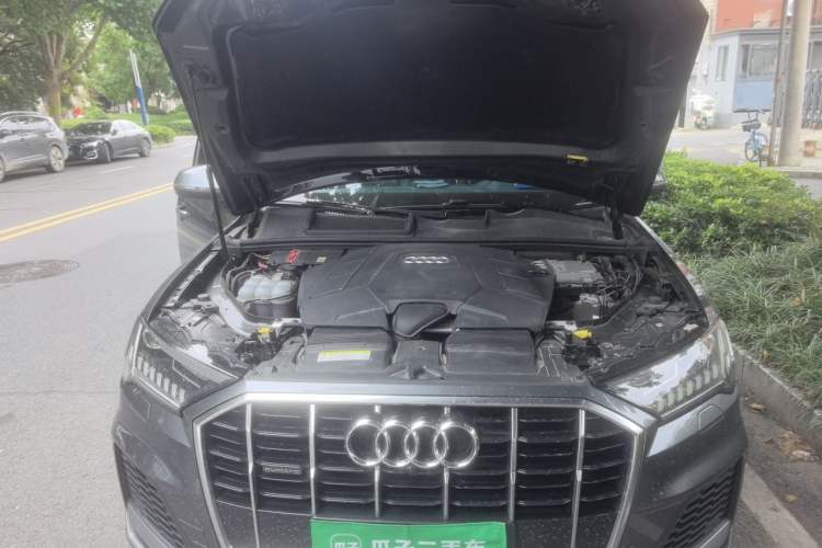 Used Audi Q7 2020 55 TFSI quattro S line sports model Engine Bay
