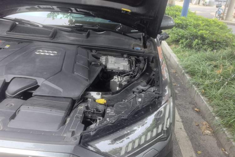 Used Audi Q7 2020 55 TFSI quattro S line sports model Engine Bay Left