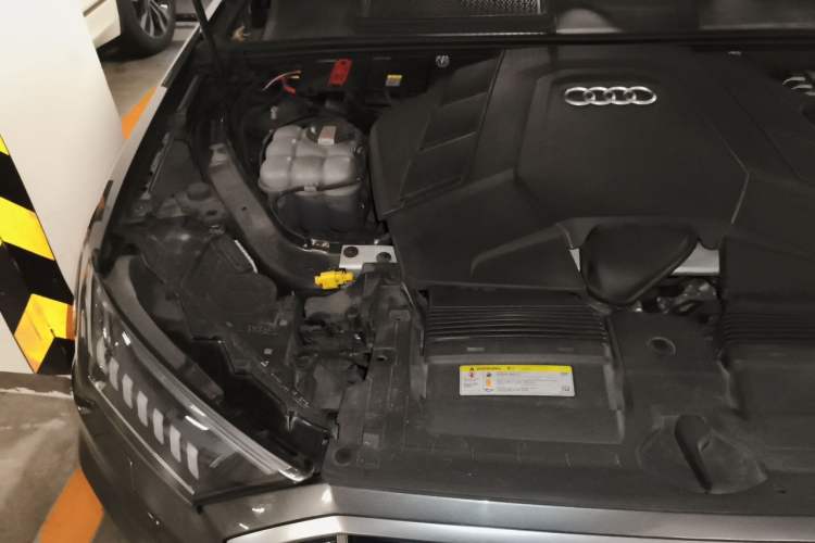 Used Audi Q7 2020 55 TFSI quattro S line sports model Engine Bay Right