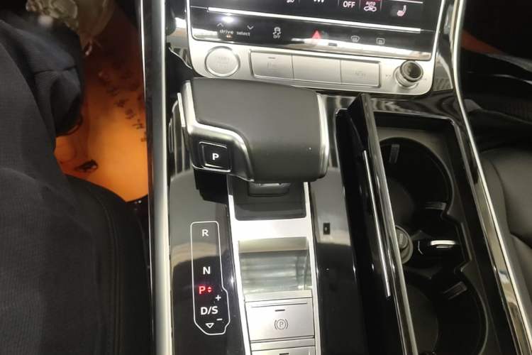 Used Audi Q7 2020 55 TFSI quattro S line sports model Gear Lever
