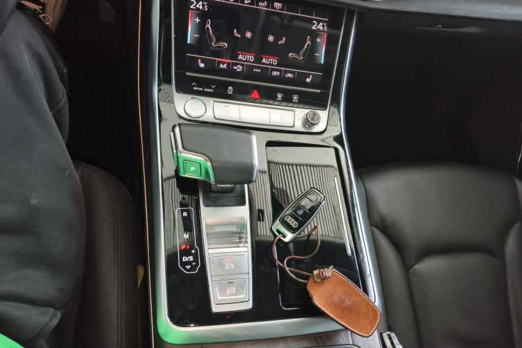Used Audi Q7 2020 55 TFSI quattro S line sports model Gear Lever