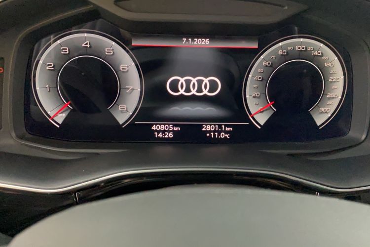 Used Audi Q7 2020 55 TFSI quattro S line sports model Odometer Close Up
