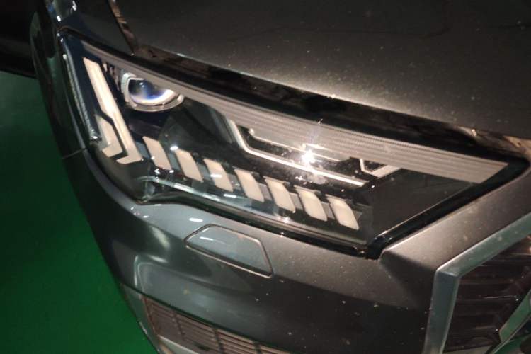 Used Audi Q7 2020 55 TFSI quattro S line sports model Right Front Headlight
