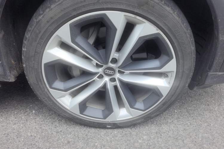 Used Audi Q7 2020 55 TFSI quattro S line sports model Right Front Wheel Hub