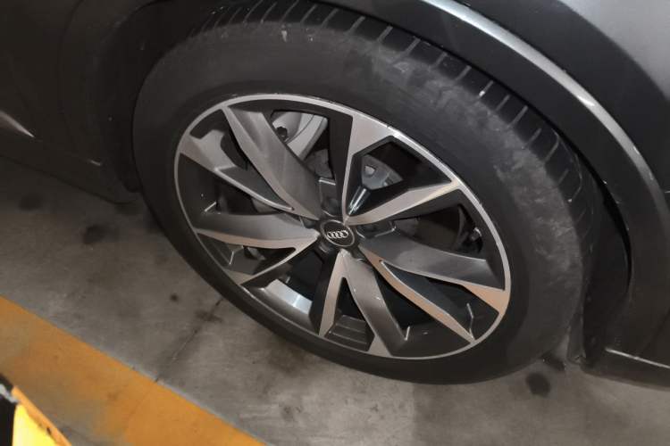 Used Audi Q7 2020 55 TFSI quattro S line sports model Right Front Wheel Hub