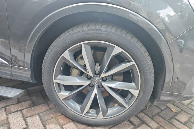 Used Audi Q7 2020 55 TFSI quattro S line sports model Right Front Wheel Hub