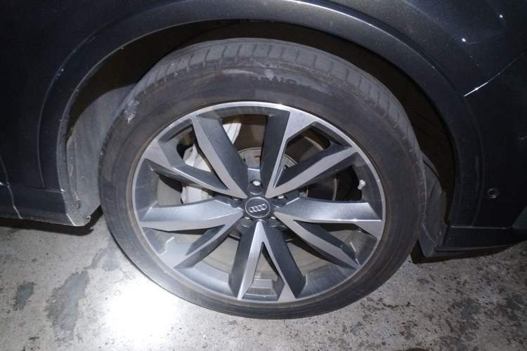 Used Audi Q7 2020 55 TFSI quattro S line sports model Right Front Wheel Hub