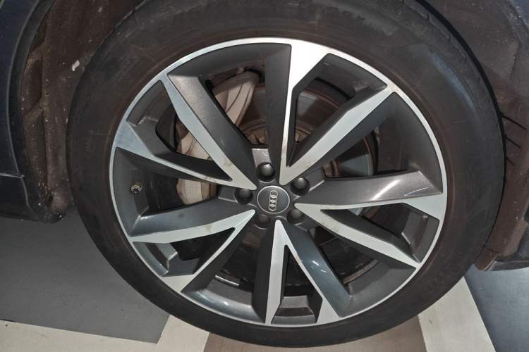 Used Audi Q7 2020 55 TFSI quattro S line sports model Right Front Wheel Hub