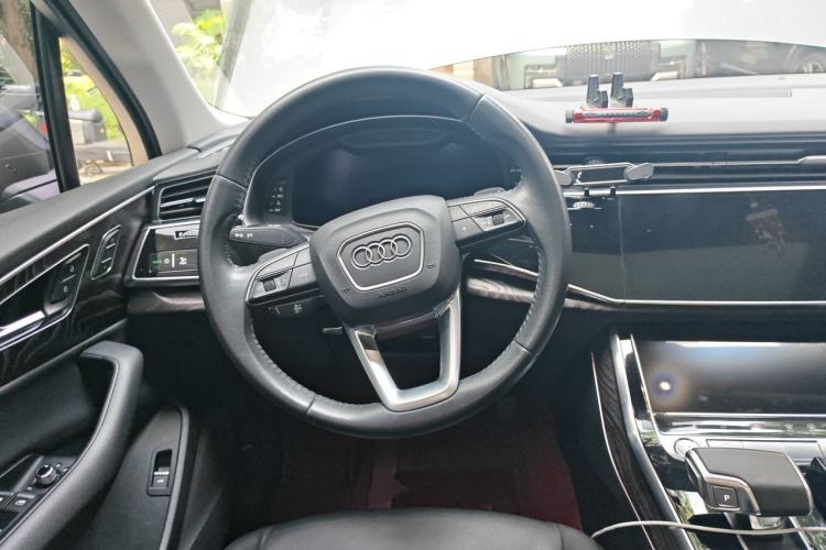 Used Audi Q7 2020 55 TFSI quattro S line sports model Steering Wheel