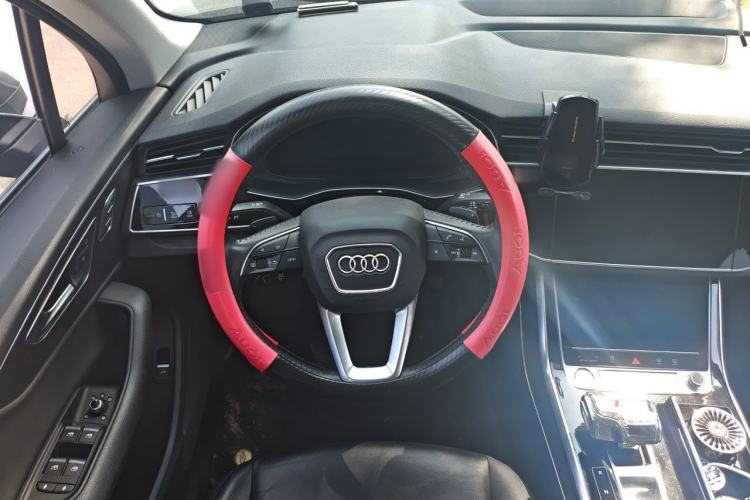 Used Audi Q7 2020 55 TFSI quattro S line sports model Steering Wheel