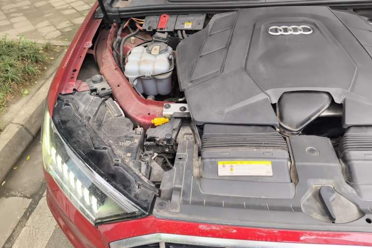 Used Audi Q7 2020 55 TFSI quattro S line sports model Engine Bay Right