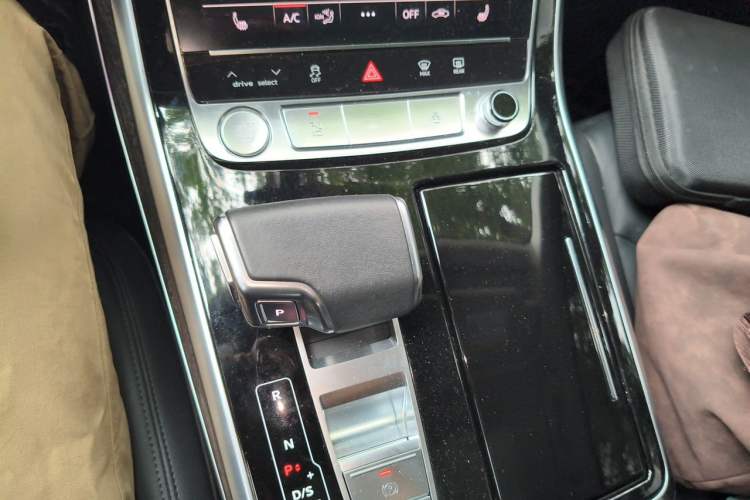 Used Audi Q7 2020 55 TFSI quattro S line sports model Gear Lever