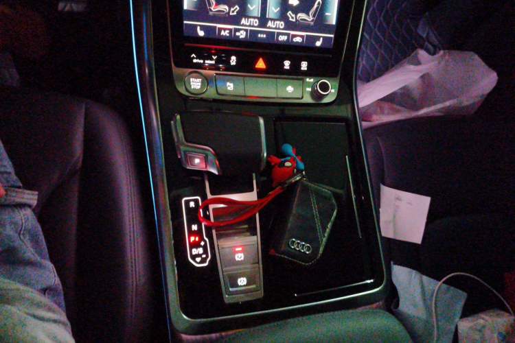 Used Audi Q7 2020 55 TFSI quattro S line sports model Gear Lever