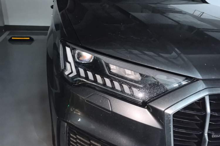 Used Audi Q7 2020 55 TFSI quattro S line sports model Right Front Headlight