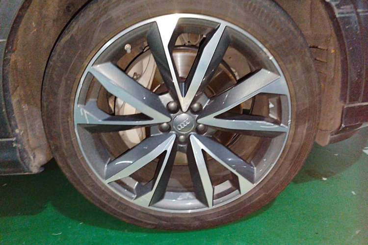 Used Audi Q7 2020 55 TFSI quattro S line sports model Right Front Wheel Hub