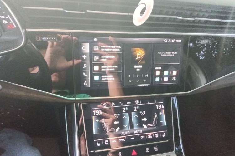 Used Audi Q7 2021 55 TFSI quattro S line Sport model Audio And AC Panel